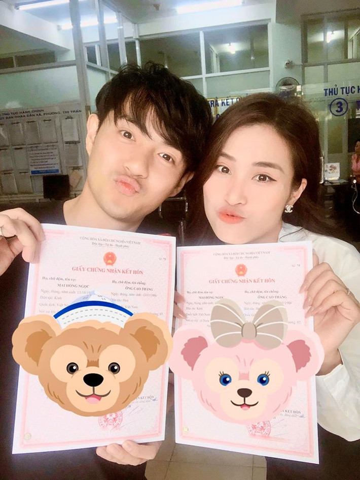 Từ hình ảnh đi hưởng tuần trăng mật đến làm giấy đăng kí kết hôn, cặp đôi đều cập nhật đến với người hâm mộ. Không giống như nhiều cặp đôi nổi tiếng khác thường giữ kín chuyện riêng tư, Đông Nhi và Ông Cao Thắng thoải mái chia sẻ hình ảnh đời thường lên mạng xã hội. Tình yêu suốt 10 năm qua của họ vẫn ngọt ngào như thuở ban đầu.