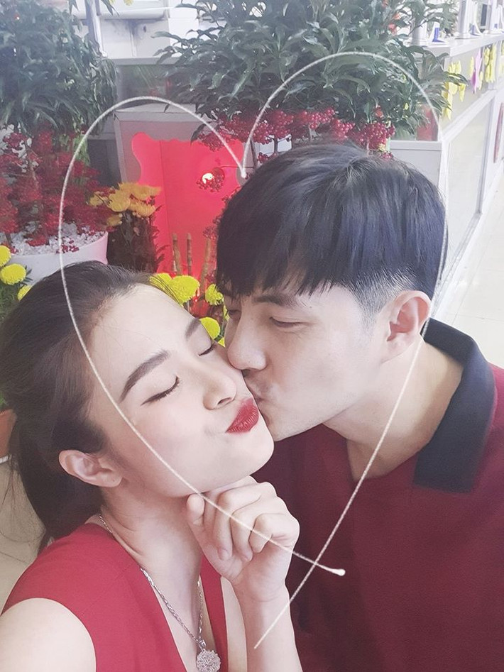 Dù trải qua 10 năm yêu đương mặn nồng, nhưng khi chính thức gọi nhau bằng hai tiếng "vợ - chồng" thiêng liêng, Đông Nhi cho biết cảm giác thật mới lạ và đôi chút ngượng ngùng. Nữ ca sĩ cũng thừa nhận rằng đi đâu cũng được mọi người gọi là "vợ chồng son" khiến cô rất thích thú.