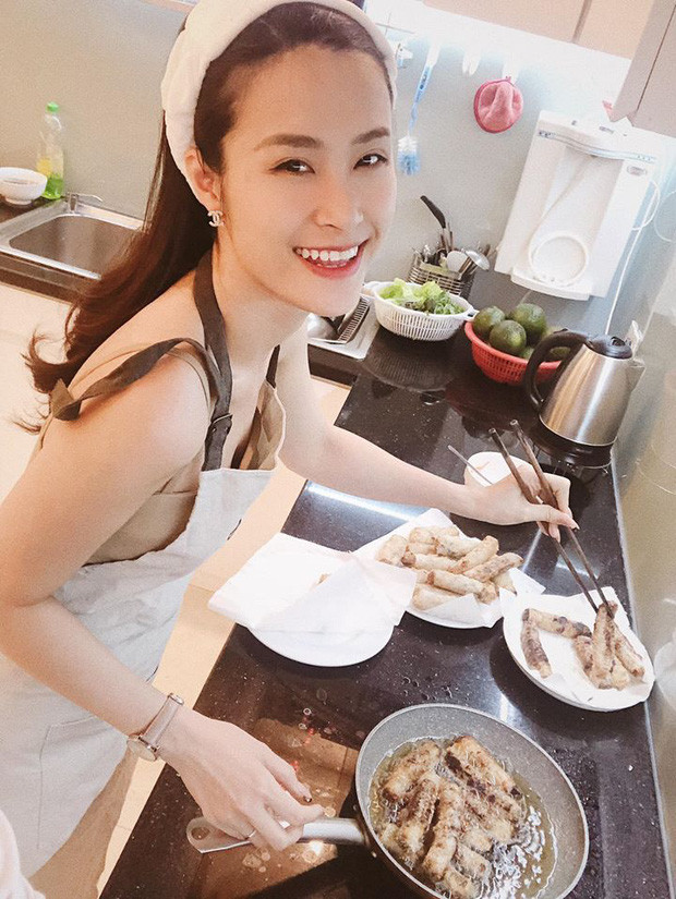 Không chỉ đăng ảnh, Đông Nhi - Ông Cao Thắng cũng có những sự tương tác vô cùng đáng yêu. Cụ thể hơn, khi thấy bức ảnh Đông Nhi khoe đang nấu ăn đợi ông xã đi họp về, Ông Cao Thắng lập tức đáp lại dễ thương: "Đang đi họp, vợ gửi hình phải chạy về ngay vì sợ vợ ăn hết".
