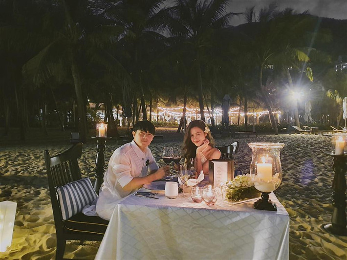 Đông Nhi thường xuyên chia sẻ hình ảnh hạnh phúc bên chồng, bất kể dòng trạng thái nào của cô trên trang cá nhân cũng đều nhắc đến ông xã với niềm hạnh phúc ngập tràn.