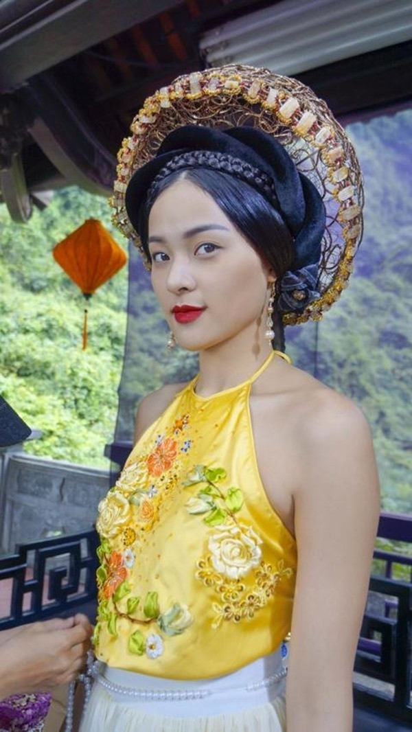 Hạ Vi sinh năm 1993 tại Hải Phòng, là một trong những gương mặt từng nhận được nhiều sự chú ý trong showbiz Việt.