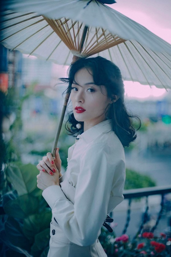 Sau khi chia tay Cường Đô La, Hạ Vi gần như "mất tích" khi hạn chế xuất hiện ở các sự kiện, cũng không có những hoạt động nghệ thuật nổi bật. Cô cũng hạn chế chia sẻ về cuộc sống của mình trên các trang mạng xã hội.