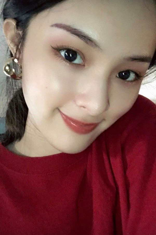 Hình ảnh mới của Hạ Vi ngay lập tức nhận được nhiều sự quan tâm của khán giả. Mặc dù chụp cận mặt những Hạ Vi dường như không để lộ ra khuyết điểm nào trên gương mặt của mình. Làn da trắng cùng sống mũi cao cùng với thần thái tốt, nhiều người cho rằng Hạ Vi đang từng bước lấy lại nhan sắc.