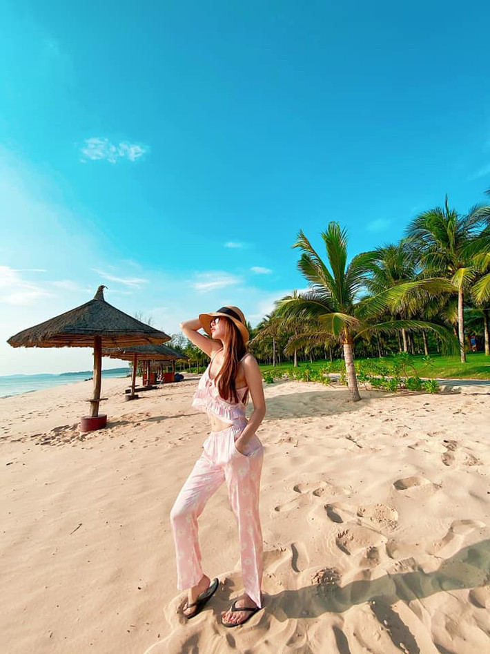 Quế Vân vừa chia sẻ loạt ảnh gợi cảm trên bờ biển.