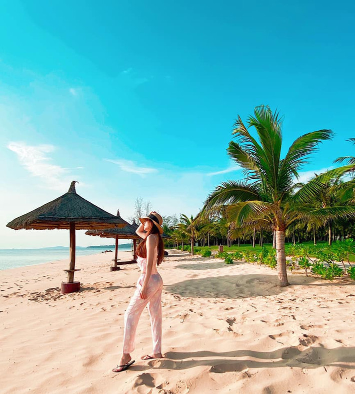 Loạt ảnh của Quế Vân ở biển khiến bạn bè trầm trồ.