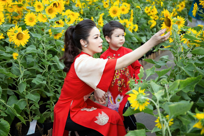 Sau ly hôn, Nhật Kim Anh vướng ồn ào khi cùng chồng cũ tranh giành quyền nuôi con trai. Hiện tại, con trai của cô đang sống cùng chồng cũ và ông bà nội nhưng Nhật Kim Anh kiên quyết giành quyền nuôi con.
