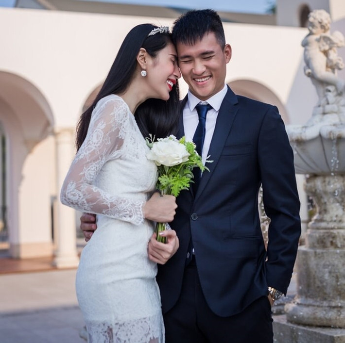 Được khán giả biết đến với hình tượng nữ ca sĩ gợi cảm, Thủy Tiên gặp không ít scandal về hình ảnh cũng như tình cảm. Thế nhưng vượt lên tất cả, Thủy Tiên của hiện tại đã chứng minh hạnh phúc cô có được là do sự nỗ lực, cố gắng của chính bản thân. Trong làng giải trí Việt hiện nay, Công Vinh – Thủy Tiên được biết đến là một trong những cặp đôi đẹp và quyền lực nhất. Cả hai hẹn hò từ cuối năm 2008, chính thức kết hôn năm 2011 và có chung một cô con gái tên thân mật là bé Gạo.