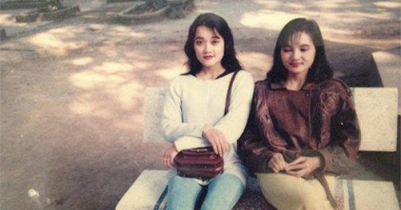 Đến khi trở thành thiếu nữ, Vân Dung cùng với chị gái Vân Trang đăng ký cuộc thi Hoa hậu báo Tiền Phong. Dù tham gia với lý do "cổ vũ chị " nhưng Vân Dung lọt vào top 15 người đẹp còn chị cô là Vân Trang cũng lọt được đến Top 10.