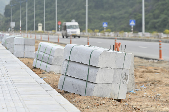 Tuy nhiên, để đảm bảo đồng bộ với tuyến đường Trần Quốc Nghiễn (TP Hạ Long), chính quyền tỉnh Quảng Ninh điều chỉnh quy mô từ 4 lên 6 làn xe, giao cho TP Hạ Long và TP Cẩm Phả hoàn thiện giai đoạn 2.