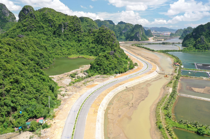 Ngoài hạng mục mở rộng đường, các gói thầu còn lại như làm bờ kè, cống cũng được các nhà thầu tập trung nhân lực để thi công.