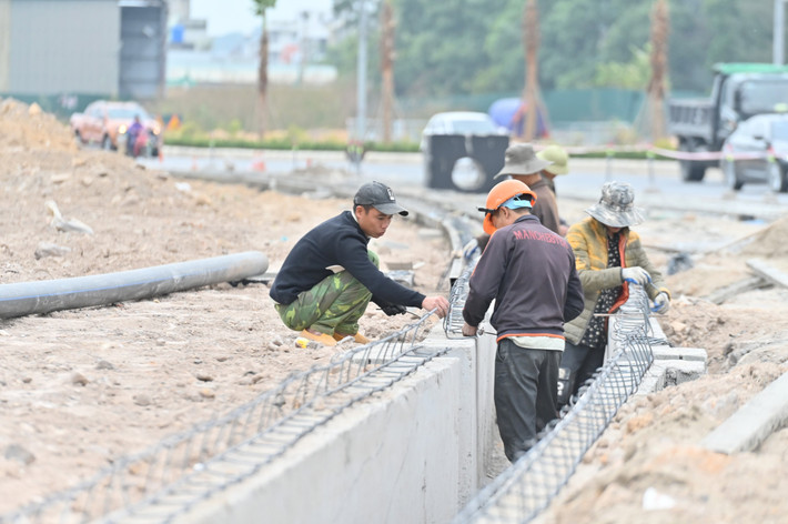 Ngoài ra, hai địa phương chịu trách nhiệm hoàn thiện hệ thống thoát nước, vỉa hè, kè bao biển và các công trình phụ trợ. Dự án có tổng mức đầu tư 570 tỷ đồng (TP Cẩm Phả 400 tỷ, TP Hạ Long 170 tỷ) từ nguồn vốn ngân sách và được khởi công cuối tháng 10/2022, dự kiến hoàn thiện tất cả hạng mục và đưa vào sử dụng trong tháng 4/2023.