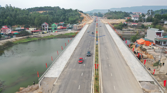 Giai đoạn 2 của dự án đường dọc bờ biển Hạ Long - Cẩm Phả đang dần thành hình.