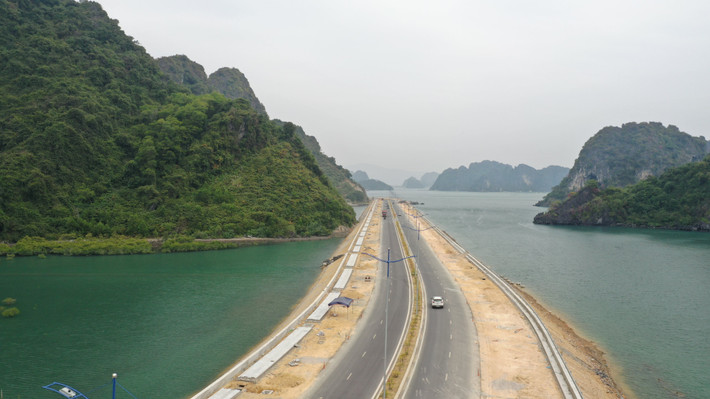Nhằm đảm bảo đồng bộ hạ tầng, giao thông trên tuyến, chủ đầu tư xây dựng tuyến cống gom nước chạy song song và nằm dưới vỉa hè của tuyến đường. Hệ thống điện, nước, viễn thông cũng được hạ ngầm để đảm bảo mỹ quan.
