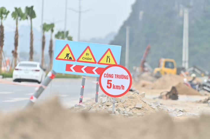 Ngày 17/1 (24 tháng Chạp), nhà thầu huy động thiết bị, máy móc, thực hiện lu lèn nền cho 2 làn đường mở rộng để kịp hoàn thành trước Tết Quý Mão.