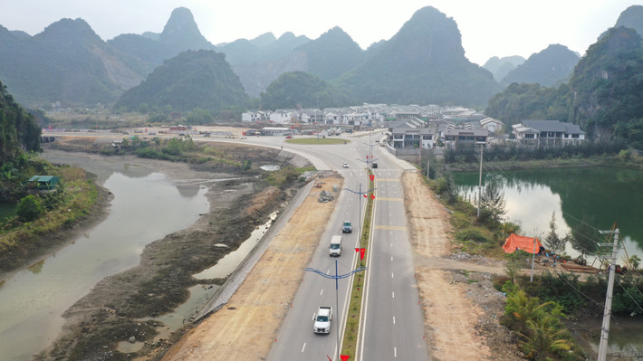 Dự án đường dọc bờ biển Hạ Long - Cẩm Phả được chia làm 2 giai đoạn. Trong đó, giai đoạn 1 làm 4 làn xe và dải phân cách, điện chiếu sáng, với tổng mức đầu tư gần 2.300 tỷ đồng, do tỉnh Quảng Ninh làm chủ đầu tư, đã được đưa vào vận hành đầu năm 2022.