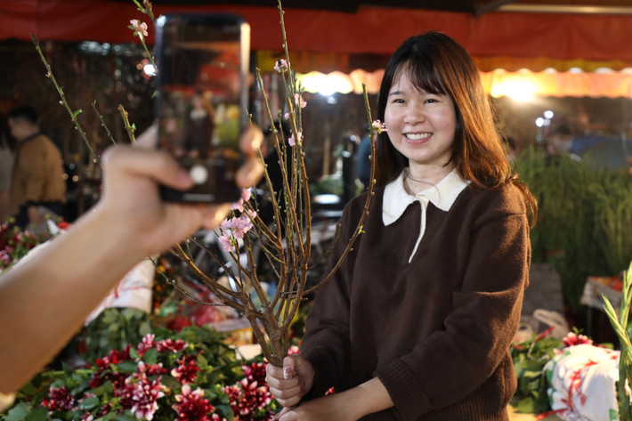 Chị Nguyễn Phương Anh chia sẻ: "Mình rất yêu hoa. Trải nghiệm chợ hoa về đêm ngày cận Tết đem lại cho mình một cảm giác mới lạ và thú vị, cảm nhận được mùa Xuân đang đến rất gần."
