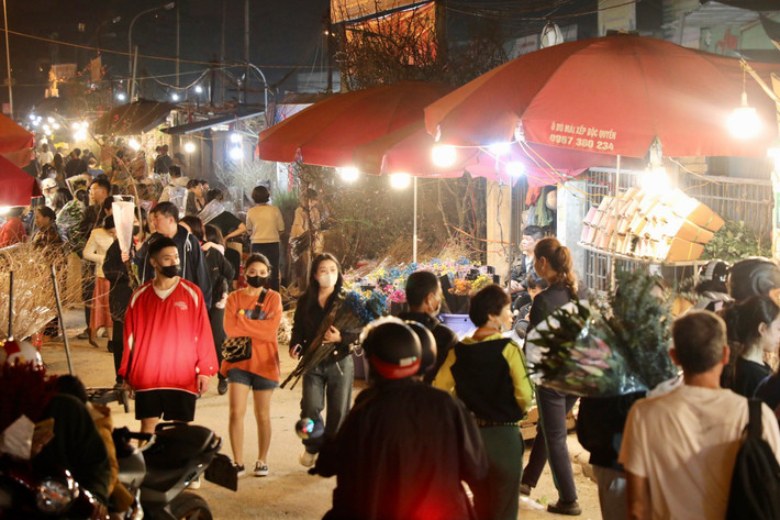 Chợ hoa đêm Quảng Bá đã trở thành điểm đến thu hút đông đảo người dân và du khách tới tham quan và trải nghiệm mỗi dịp Tết đến, Xuân về.