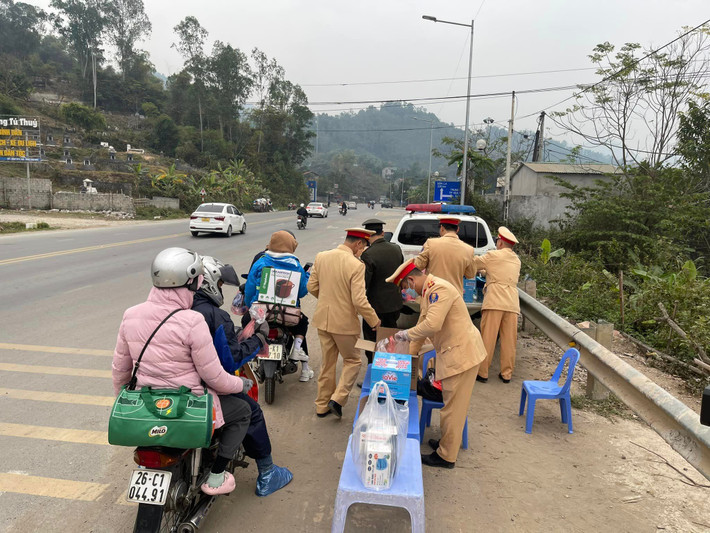 Trong thời tiết lạnh rét của những ngày đầu năm 2023, nhiều người dân cảm thấy ấm lòng khi được lực lượng CSGT Công an tỉnh Hòa Bình phát tặng phần quà gồm: nước suối, áo mưa, bánh bao nóng miễn phí bên đường.