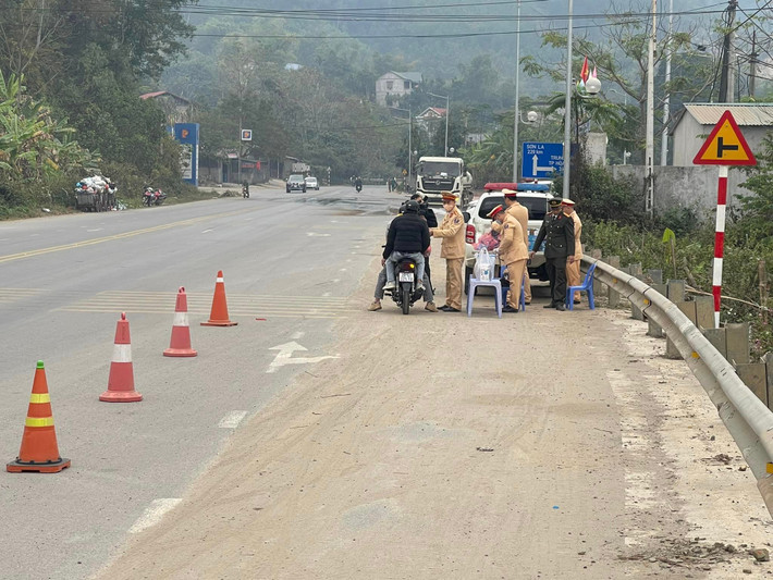 Không ít người dân đi xe máy chở theo đồ đạc, tư trang lỉnh kỉnh cùng những món quà tết từ nơi xa mang về nhà dừng lại nghỉ ngơi, uống ngụm nước do các chiến sĩ CSGT trao tặng ngay dọc Quốc lộ 6 đoạn qua địa phận TP. Hòa Bình hướng đi huyện Cao Phong.