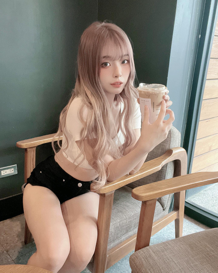 Trước đó, Mạt Mạt cũng từng gây chú ý khi diện chiếc quần siêu ngắn đi uống trà sữa.