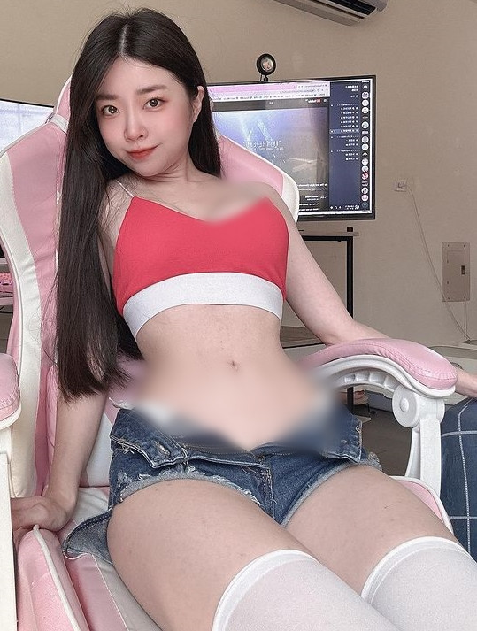 Cô nàng được mệnh danh là một trong những hot girl thế hệ mới đầy triển vọng. Cô cũng nổi tiếng là có gu thời trang táo bạo.