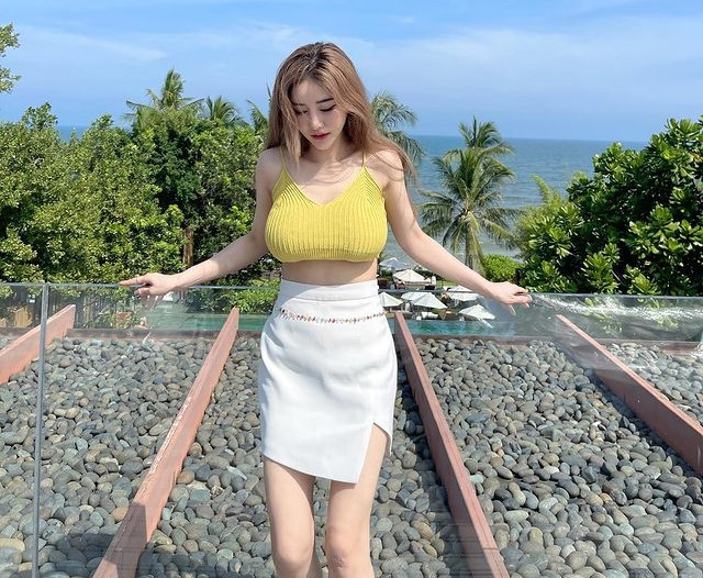 Đồng thời, khi so sánh, các fan hâm mộ cũng khẳng định Jirarat Chanantho yêu thích phong cách gợi cảm nhưng ít khi ăn mặc phản cảm.