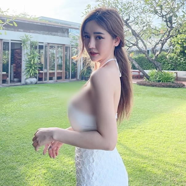 Theo họ, lợi thế của Jirarat Chanantho chính là vẻ đẹp gợi cảm, vì vậy cô nàng có quyền phô diễn.