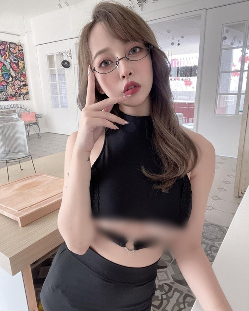 Mới đây, hot girl Lam Tâm Ngữ đăng tải loạt ảnh diện đồ công sở siêu nóng bỏng, gây được sự quan tâm, chú ý của mọi người. (Nguồn ảnh: IG)