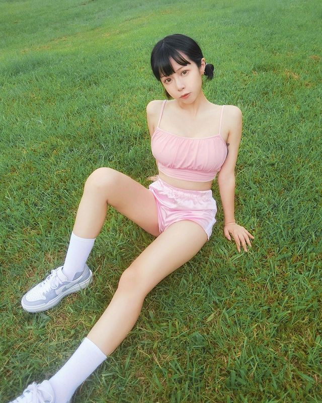 Triệu Vũ Kiều xây dựng hình ảnh một hot girl trẻ trung, năng động, tràn đầy sức sống. Cô nàng cũng không ngại hoá thân vào nhiều hình ảnh khác nhau, vài ngày trước, hình ảnh Triệu Vũ Kiều hoá nàng thỏ playboy cực gợi cảm cũng nhận được nhiều sự chú ý.