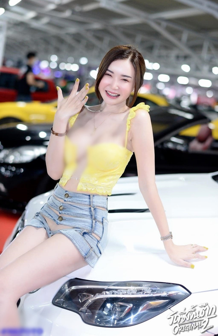 Thiết kế đan dây nửa kín nửa hở góp phần tôn lên nước da trắng mịn, đường cong lấp ló, kích thích sự tò mò.