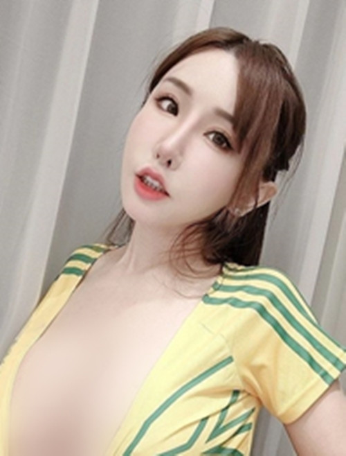 Tuy nhiên, động tác cố tình kéo áo khoe vòng một đầy đặn của cô nàng vẫn khiến nhiều người phật ý, cảm thấy quá phản cảm.