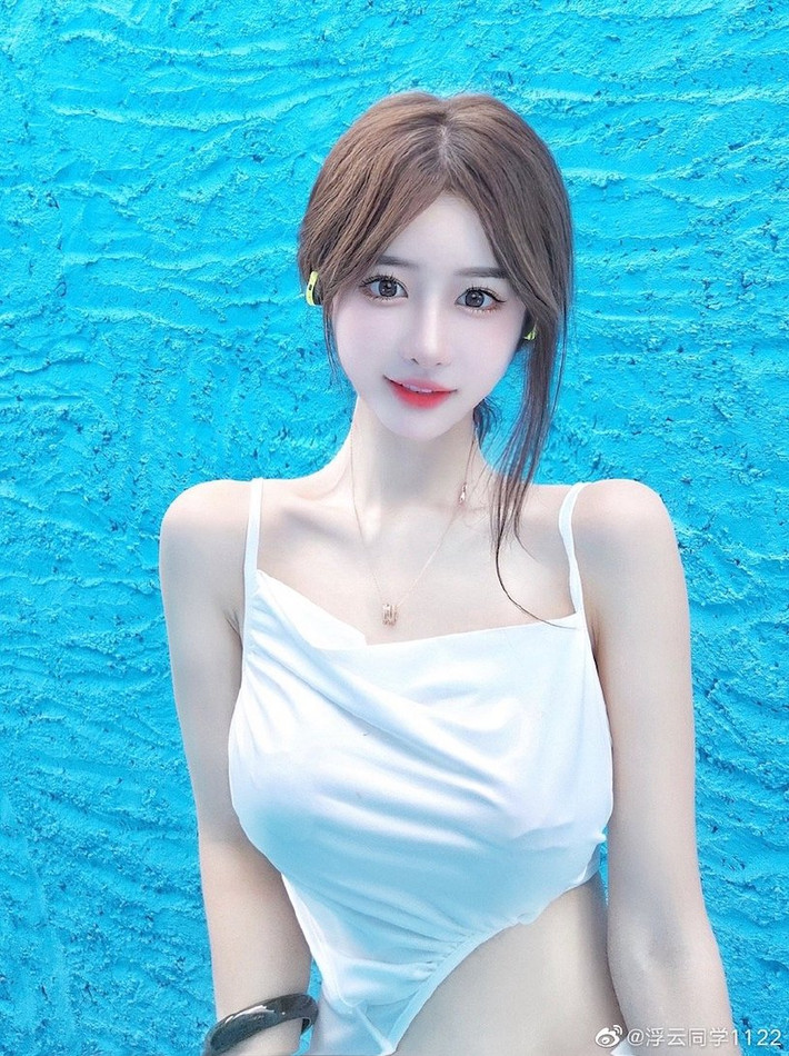 Trang phục Phù Vân luôn làm nổi bật khuôn ngực và vòng eo của cô nàng, màu sắc cũng rất tươi sáng, khiến người ta cảm thấy bắt mắt, bị thu hút, ngắm không rời mắt.