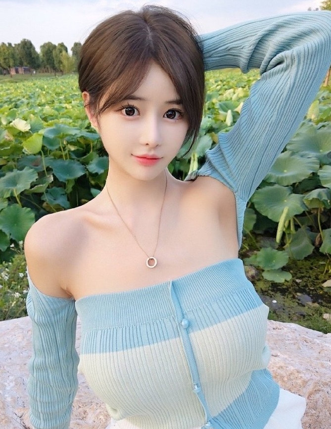 Phù Vân, người Trung Quốc, đang là một trong những hot girl gợi cảm gây được sự chú ý lớn thời gian gần đây. (Nguồn ảnh: IG)