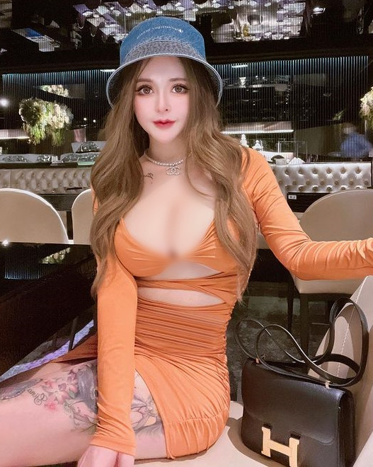 Gina cho biết, cô phân biệt rạch ròi giữa công việc và cuộc sống, vì vậy trang phục trong đời thường của cô đều không quá đà.