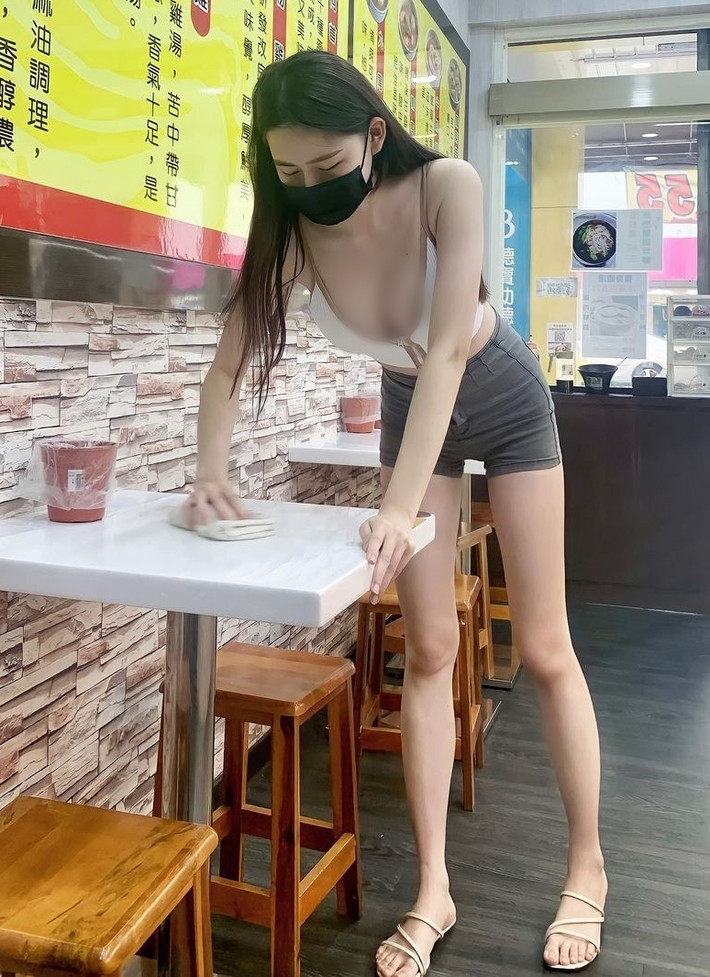Trước đó hình ảnh hot girl để lộ điểm nhạy cảm khi dọn bàn tại một quán ăn cũng từng nhận về nhiều chỉ trích tương tự.