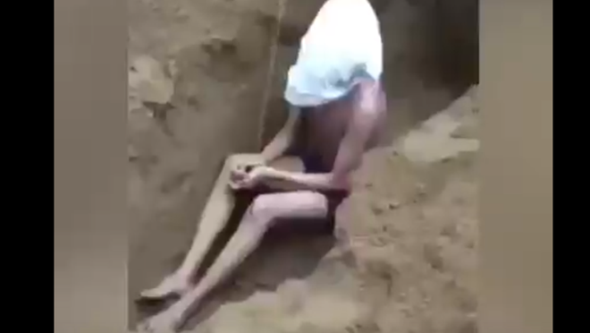 Trước đó, sáng 27/3, mạng xã hội đăng tải video ghi lại cảnh nam thanh niên bị nhóm người tra tấn. Trong đoạn video, một nam thanh niên bị một nhóm thanh niên khác lột đồ, hành hung. Nạn nhân còn bị bắt quỳ xuống tại một bãi đất trống ven sông để nhóm người quay clip nhục mạ. Sau đó, nhóm người đào hố, sau đó trói tay, lấy bao tải trùm đầu nam thanh niên rồi đẩy xuống hố để chôn sống.