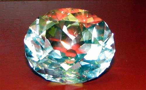 Viên kim cương khủng này đã qua tay nhiều đời chủ, trong đó có cả các ông hoàng bà chúa của nhiều vương triều như Kakatiyas, Rajputs, Mughal, Afsharid...