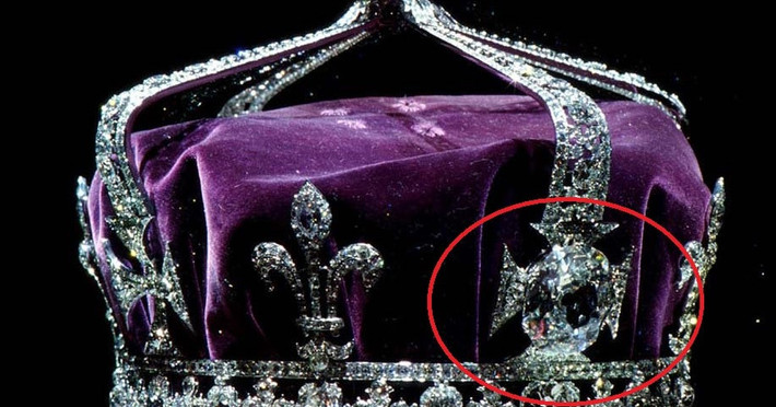 Lịch sử về viên kim cương Koh-i-Noor còn gắn liền với lời nguyền đáng sợ: “Ai sở hữu viên kim cương này sẽ thống trị thế giới nhưng cũng sẽ gặp bất hạnh. Chỉ Chúa, hoặc một người đàn bà mới đeo được nó mà toàn mạng”.