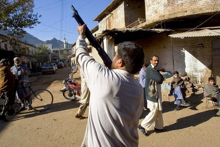 Một số nguồn tin cho rằng, một phần lớn súng đạn được Taliban sử dụng có nguồn gốc từ làng Darra Adam Khel.
