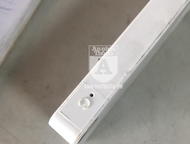 Nút nguồn rất thô kệch