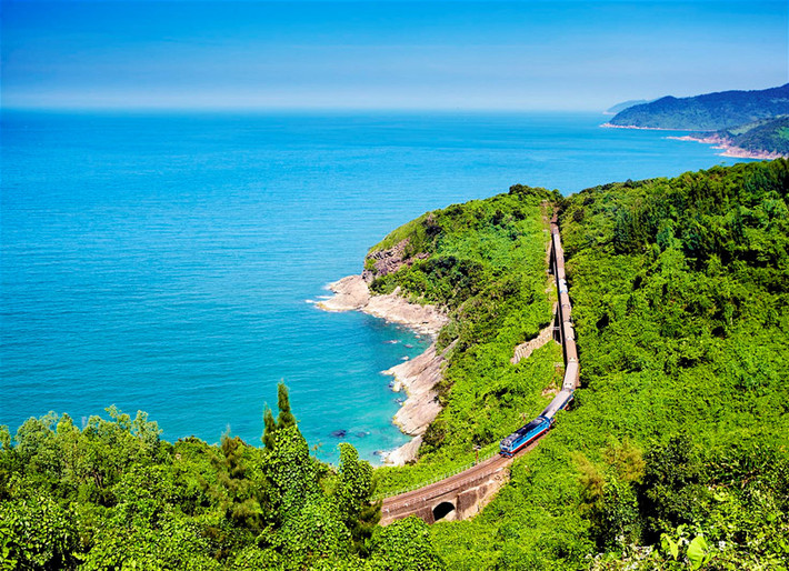 Lonely Planet, một trong những nhà xuất bản sách hướng dẫn du lịch lớn nhất thế giới, vừa công bố danh sách 8 điểm đến có hành trình du lịch tàu hoả đáng trải nghiệm thế giới. Trong đó, đứng đầu danh sách là tuyến đường sắt Bắc Nam, Việt Nam với chặng khởi hành từ TP.HCM đến Hà Nội trong 2 ngày với khoảng cách 1.726 km. Đoạn đường này gây ấn tượng với du khách quốc tế và các chuyên gia du lịch khi đến Việt Nam. Ảnh: Lonely Planet.