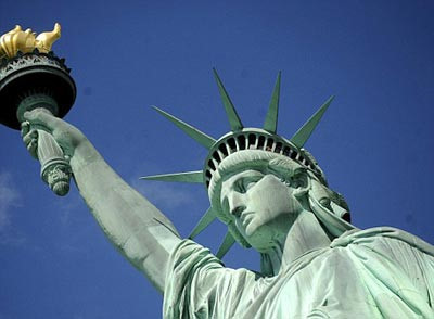 Cụ thể, Bartholdi ban đầu thiết kế bức tượng trên dành cho người Ai Cập. Vào thời điểm ấy, đa số người Ai Cập theo đạo Hồi. Do vậy, người ta suy đoán người phụ nữ mà Bartholdi muốn tạc tượng có khả năng là tín đồ Hồi giáo.