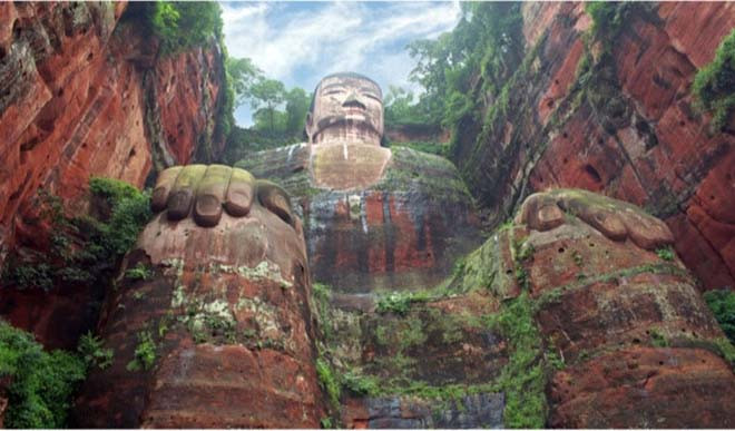 Khi ấy, một nhà sư truyền giảng Phật Pháp cho các đệ tử khi đi trên con thuyền. Họ đã chứng kiến cảnh tượng Lạc Sơn Đại Phật rơi lệ.