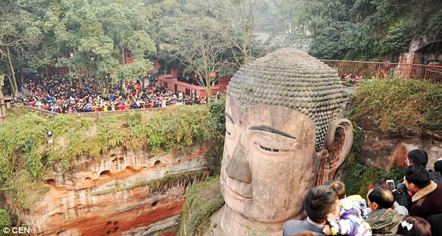 Tượng Lạc Sơn Đại Phật nhỏ lệ nổi tiếng nhất là vào năm 1976. Đây là năm xảy ra trận động đất mạnh tại thị trấn Đường Sơn. Thảm kịch này đã cướp đi sinh mạng của hơn 242.000 người.