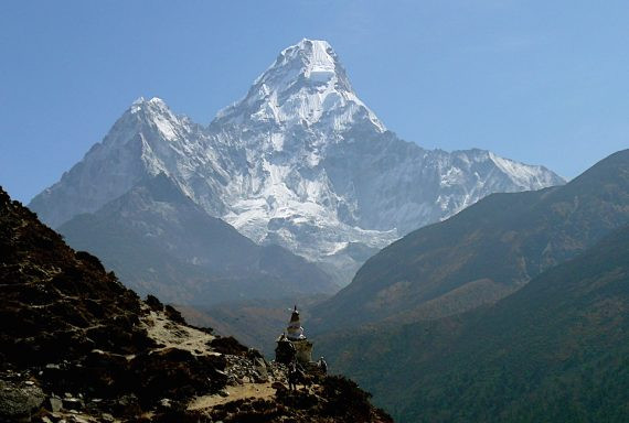 Người dân tại một số ngôi làng hẻo lánh trên dãy Himalaya như Bemni cho hay một người đột nhiên mắc bệnh hay cư xử bất thường như khóc lóc, gào thét... là do những hồn ma và ác quỷ gây nên.