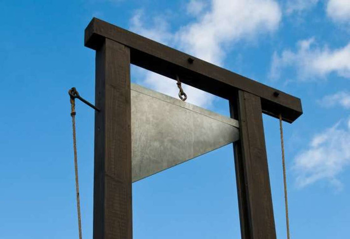 Nguyên do là vì máy chém (Guillotine) do Tiến sĩ Joseph-Ignace Guillotin sáng chế với mục đích tử tù thi hành án tử một cách nhân đạo hơn so với những phương pháp khác.