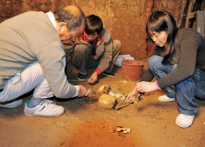 Sau khi phát hiện 3 bộ hài cốt trên, các chuyên gia tiến hành kiểm tra, phân tích để giải mã những bí ẩn về người được chôn cất trong khu mộ cổ.