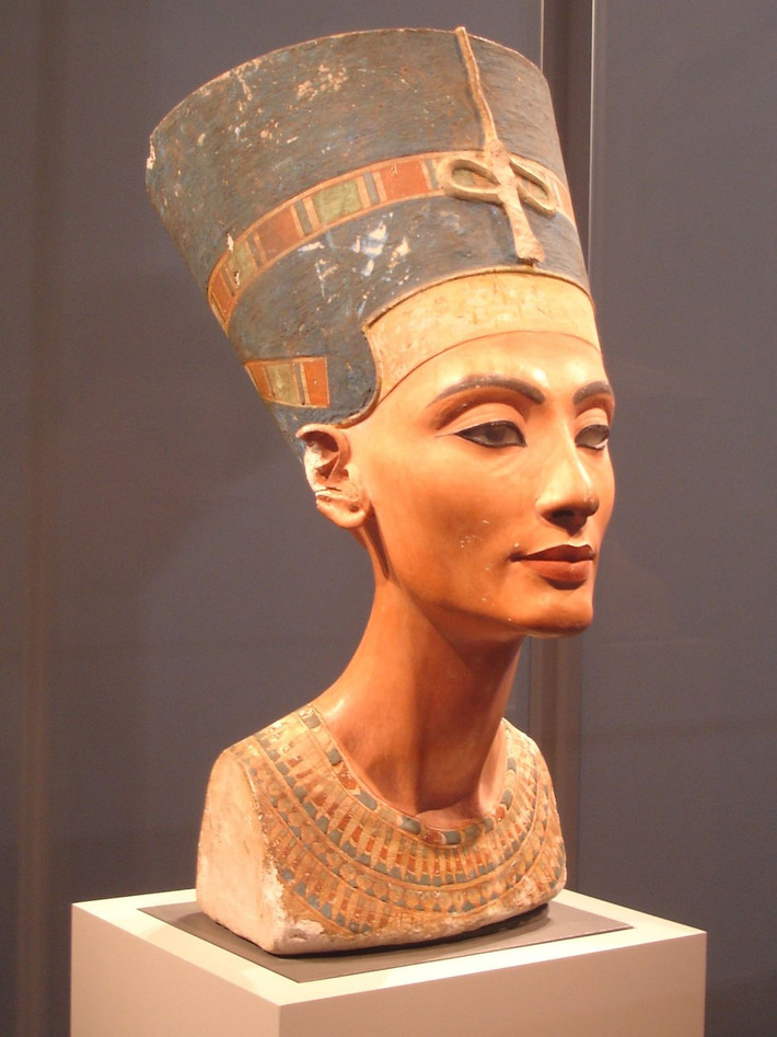 Bà hoàng Nefertiti được mô tả có mũi chim ưng, xương gò má cao. Vẻ đẹp sắc sảo của Nữ hoàng Nefertiti càng làm đắm say lòng người khi mỹ nhân này có đôi môi đỏ quyến rũ và chiếc cổ thon vươn cao.