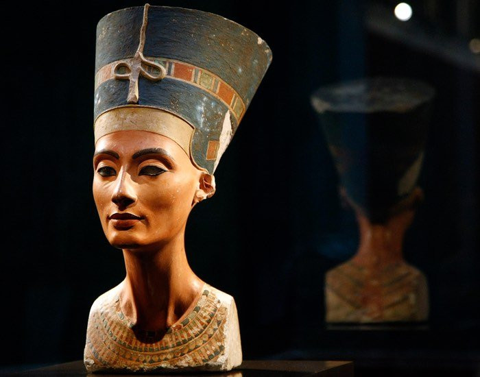 Một nữ hoàng Ai Cập khác được người đời ca ngợi là giai nhân tuyệt sắc chính là Nefertiti. Thậm chí, bà được coi là nữ hoàng đẹp nhất Ai Cập.