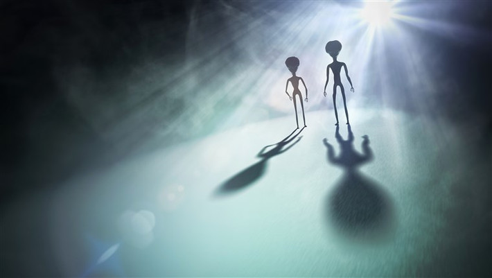 Theo ông Szymanksi, những thi thể người ngoài hành tinh được tìm thấy sau tai nạn UFO bí ẩn xảy ra năm 1947 đã được WPAFB mua lại để kiểm tra, nghiên cứu.